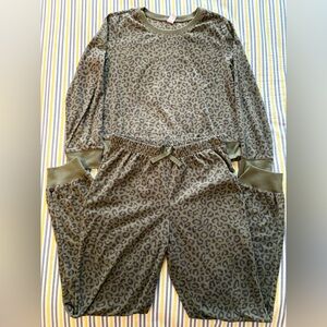 Old Navy Leopard Print Fleece Cozy Pyjamas Set